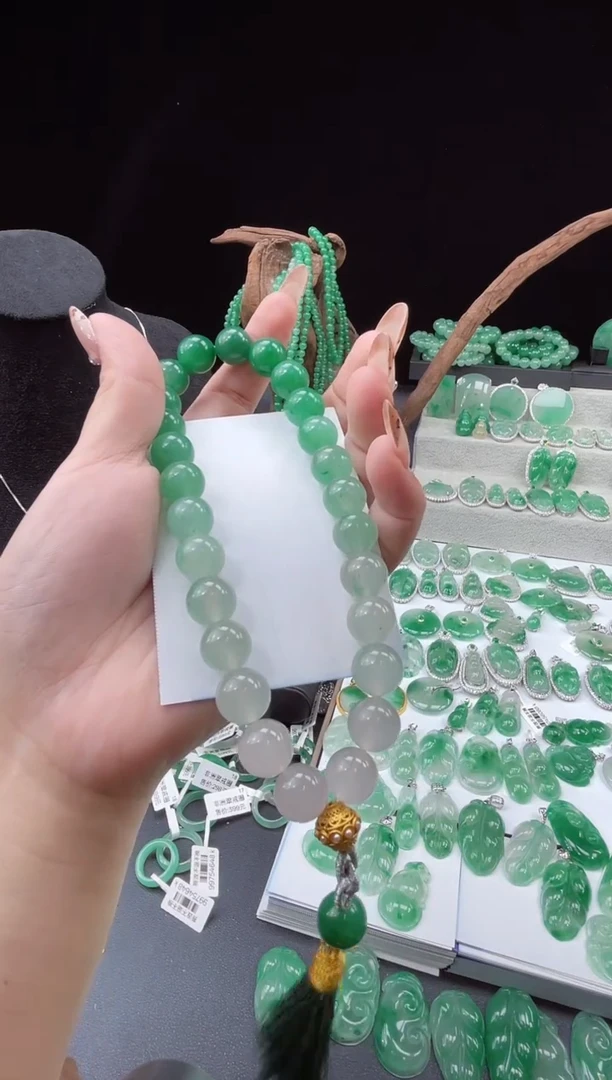 项链未镶嵌石英质玉（非洲翠）23.901手持