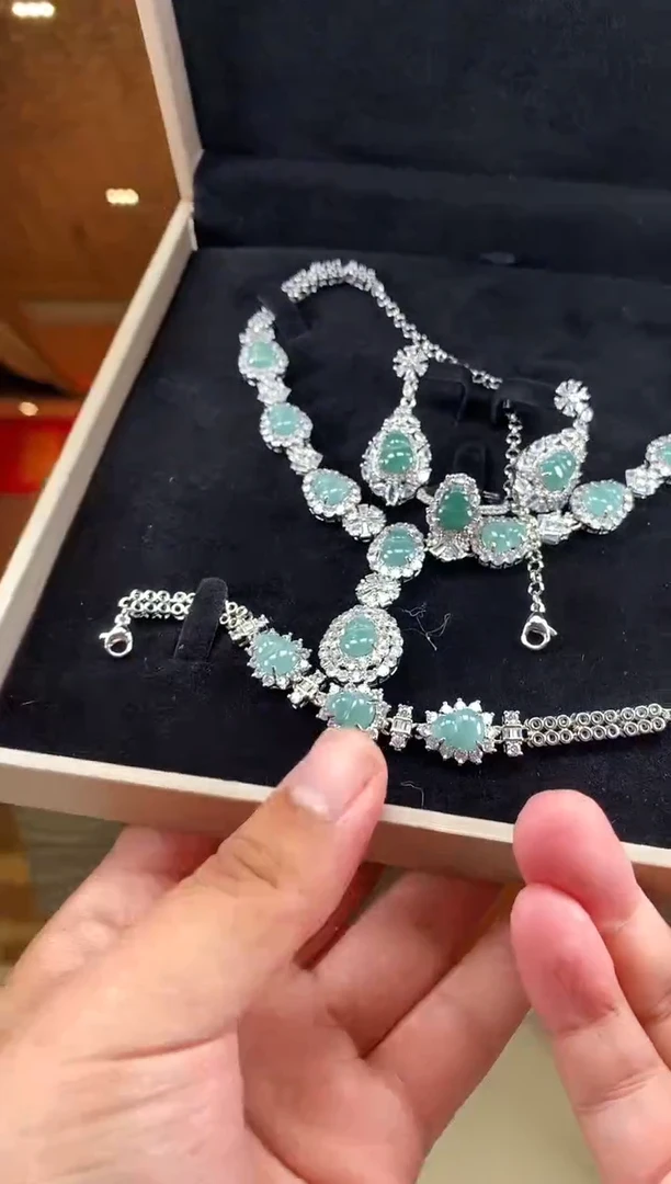 【闪购商品】翡翠颈饰未镶嵌             *d18