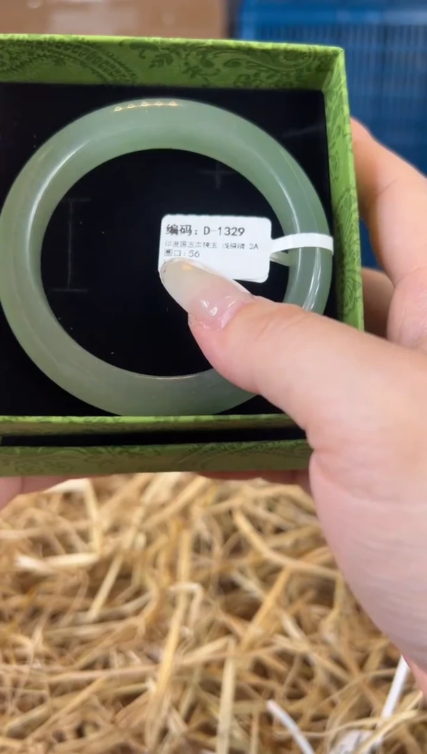 未镶嵌手镯石英质玉D1329