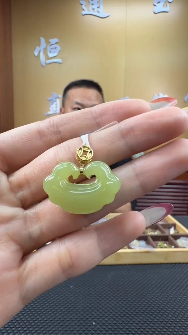 颈饰18K金镶嵌和田玉挂件