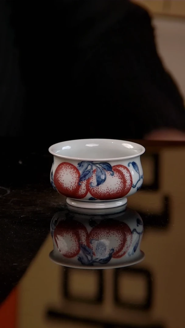 刻画堂青花釉里红寿桃炉式杯