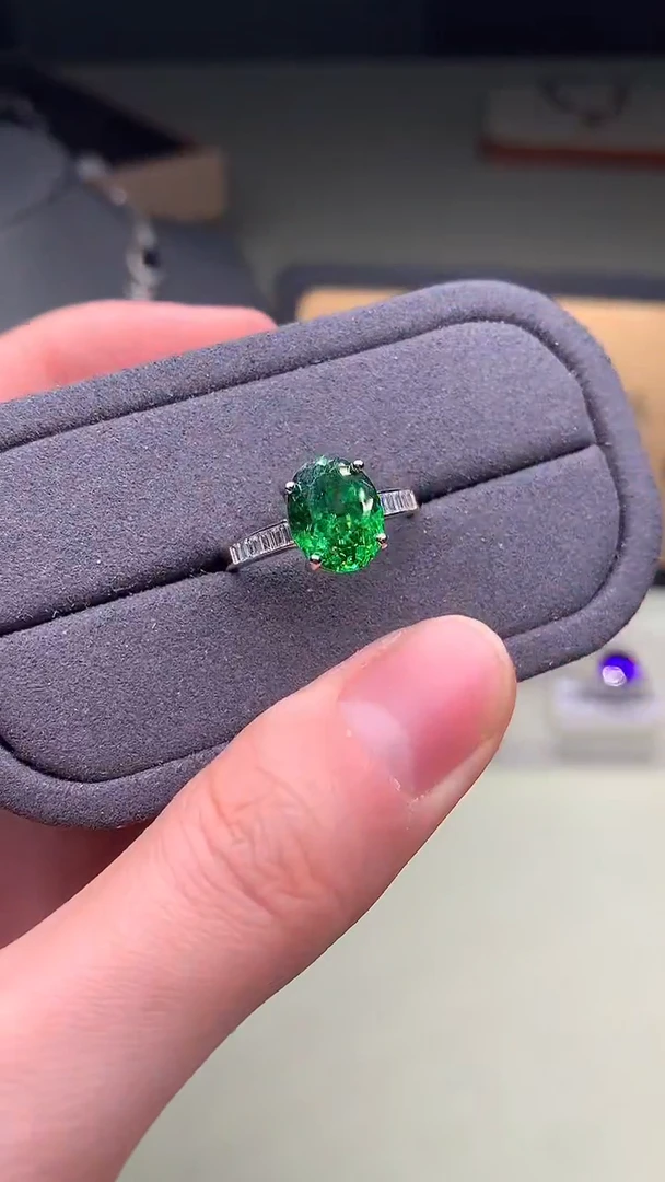 银S925镶嵌戒指石榴石（沙弗莱）........