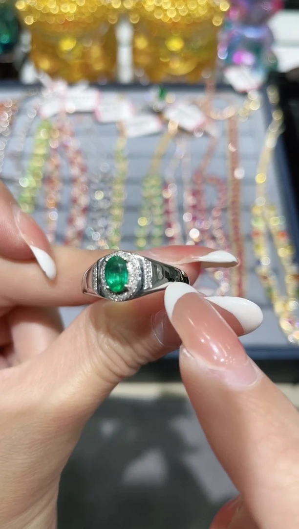 18K金镶嵌戒指祖母绿戒指