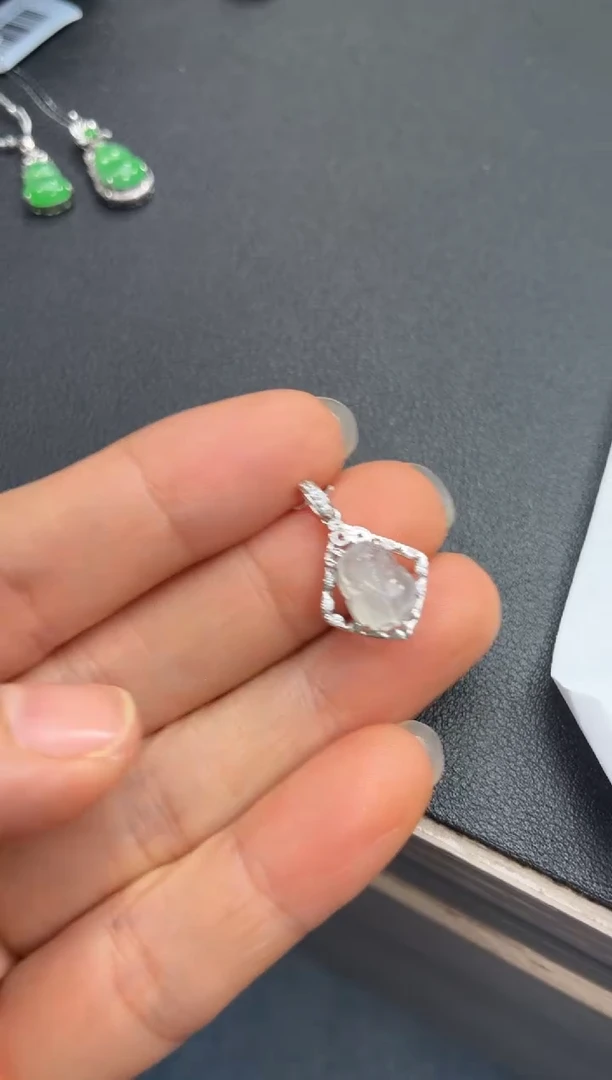 颈饰18K金镶嵌翡翠天然翡翠A货