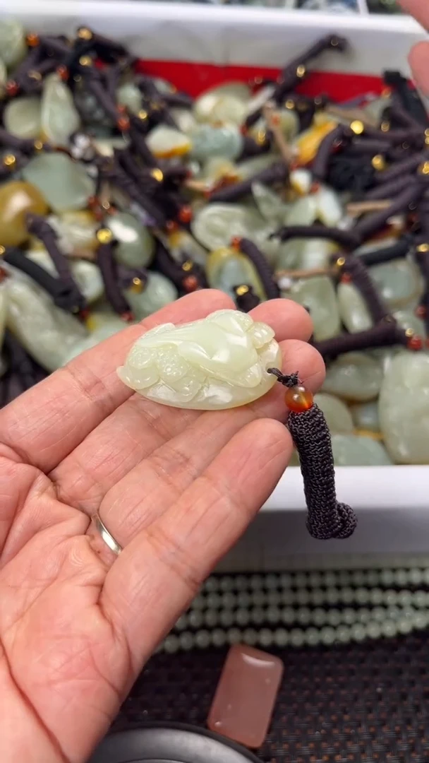 【闪购商品】和田玉颈饰未镶嵌多样性发货没有证书拍一发一有瑕