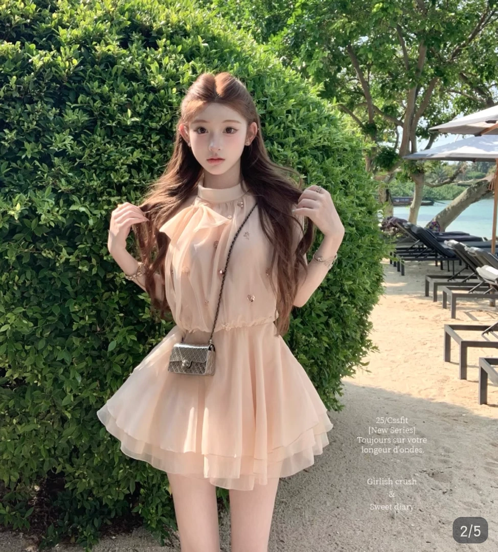 蜜夏浮冰 2025新款气质重工蜜桃裸粉刺绣手工钉钻挂脖蓬蓬连衣裙