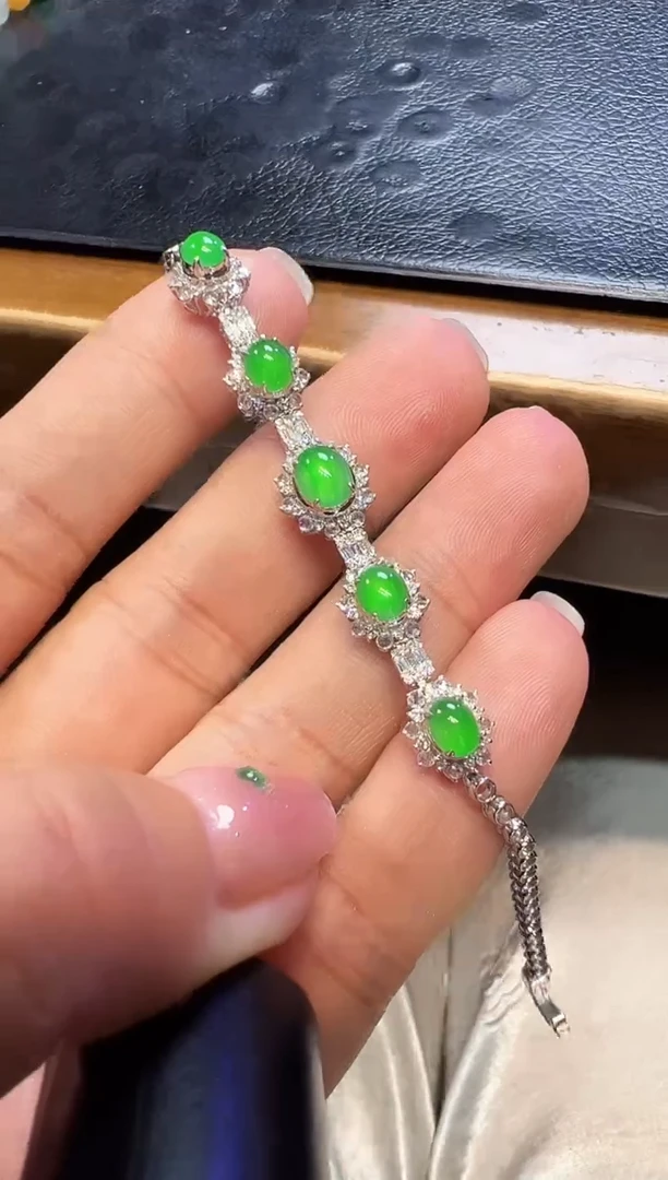 18K金镶嵌手链翡翠蛋面