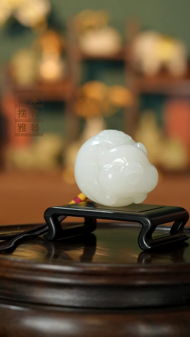 玉《纳福飞猪》摆件