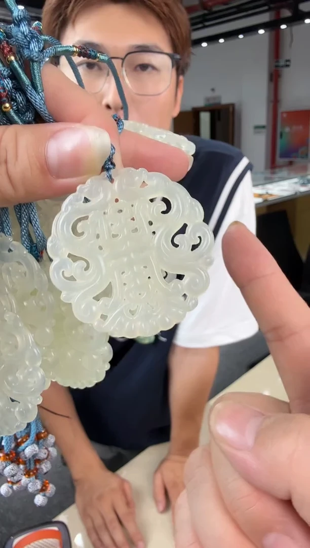 蛇纹石玉未镶嵌颈饰万寿牌