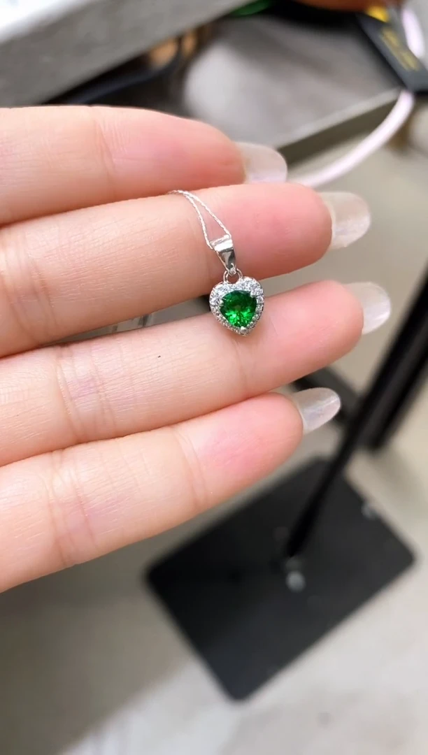 【闪购商品】石榴石（沙弗莱）吊坠(赠链)银S925镶嵌天然沙弗莱吊坠