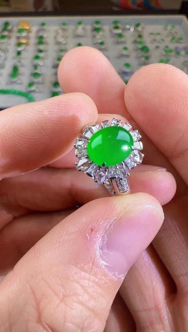 【闪购商品】翡翠戒指18K金镶嵌高冰阳绿蛋面戒指