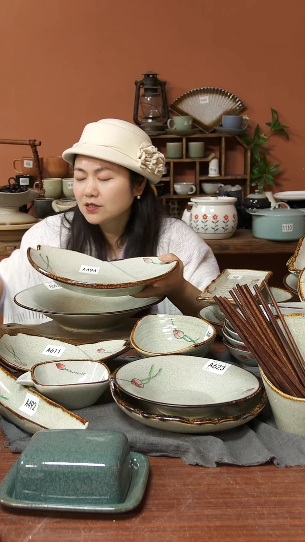 陶瓷A494 一只陶瓷荷花异形椭圆盘可能微瑕31*18