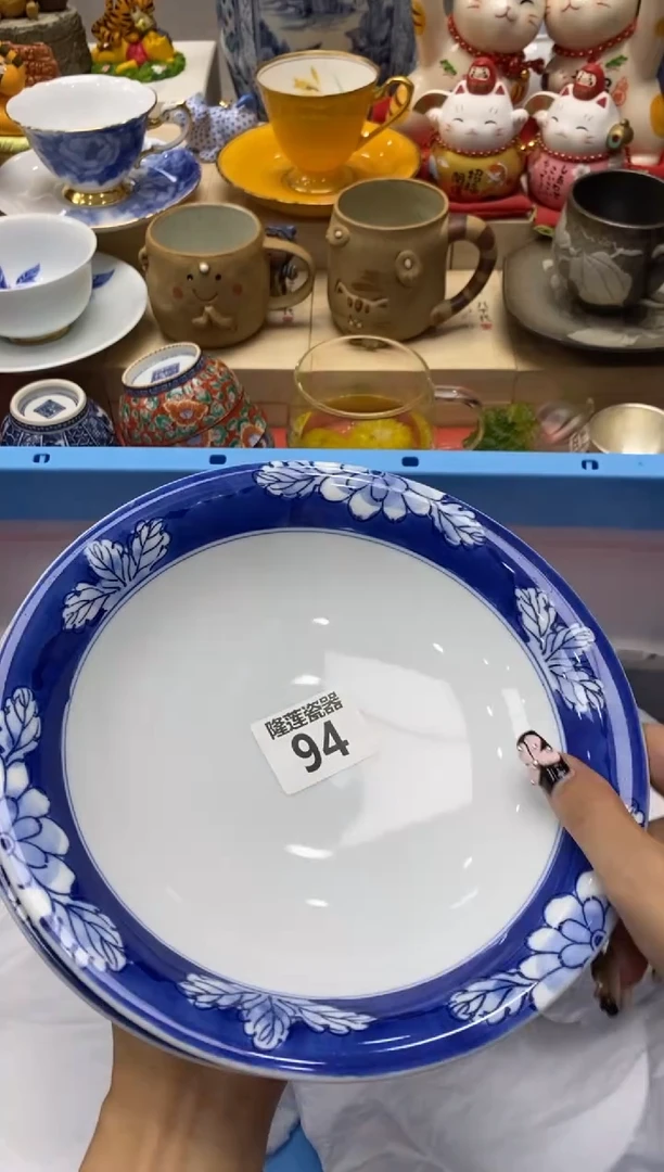 瓷片往***生隆莲瓷器欢迎大家
