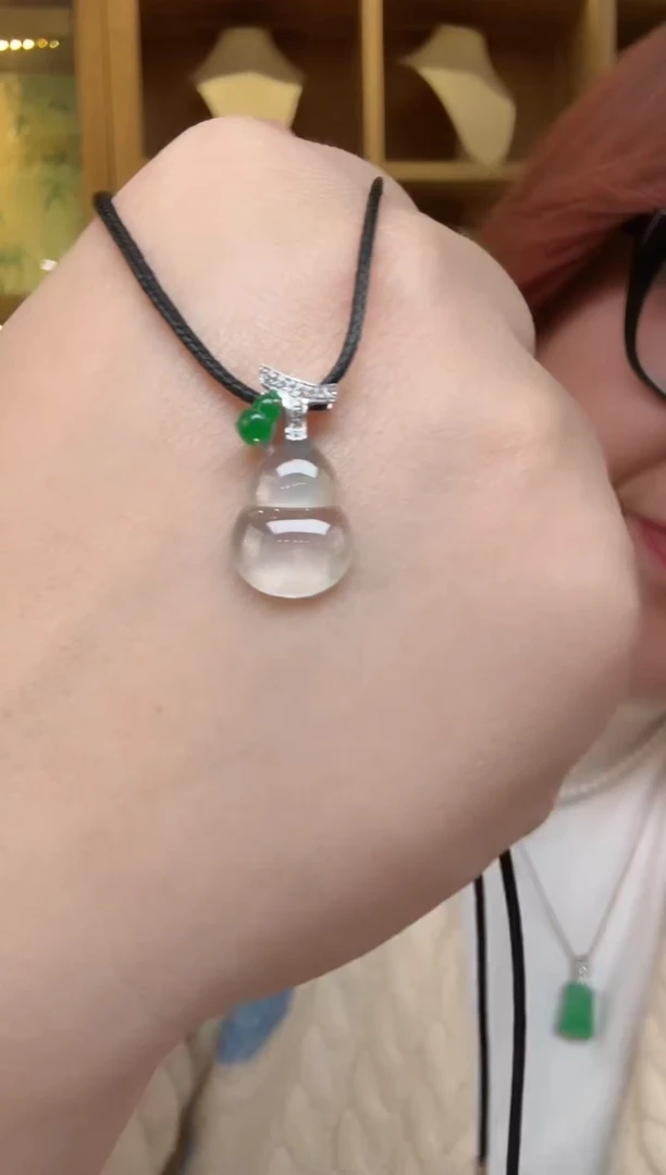 颈饰18K金镶嵌翡翠挂件