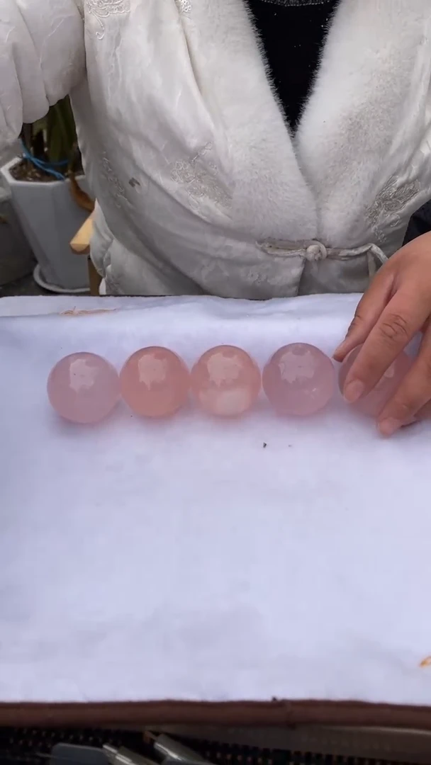 【闪购商品】芙蓉石球未镶嵌粉水晶球D205多样性发其一（不配底座）