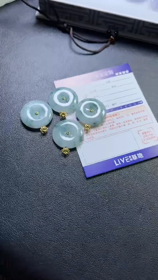 18K金镶嵌挂件翡翠/多样性发一件