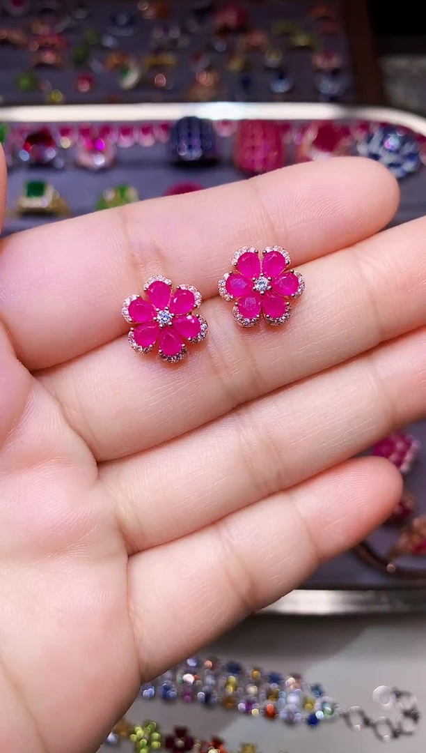 银S925镶嵌耳饰红宝石....