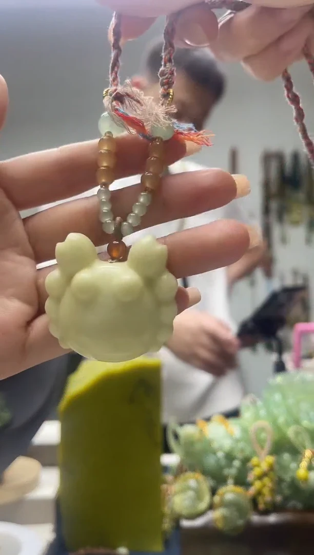 未镶嵌岫玉颈饰`