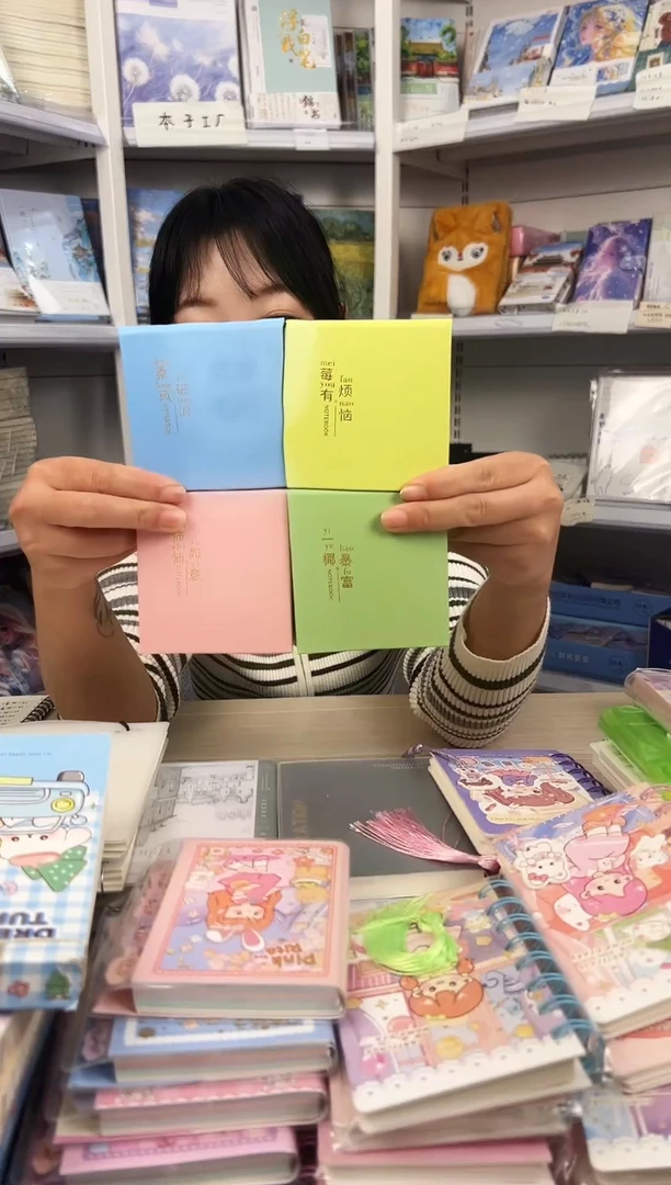 A8硬壳烫金便签本150张内页空白-彩壳- 封面随机5.8元4本