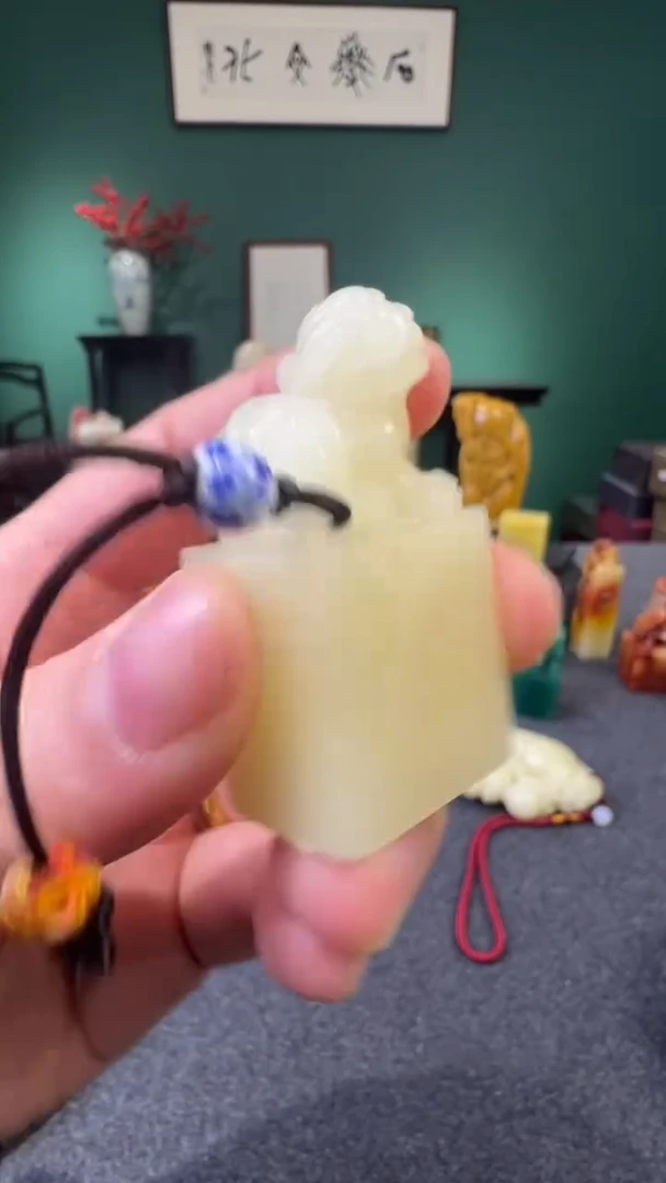 【闪购商品】寿山石白芙蓉瑞兽钮