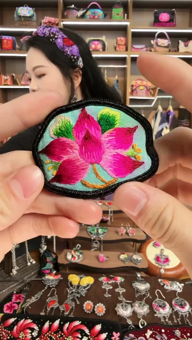 【闪购商品】织绣8蒙阿苏苗绣传承