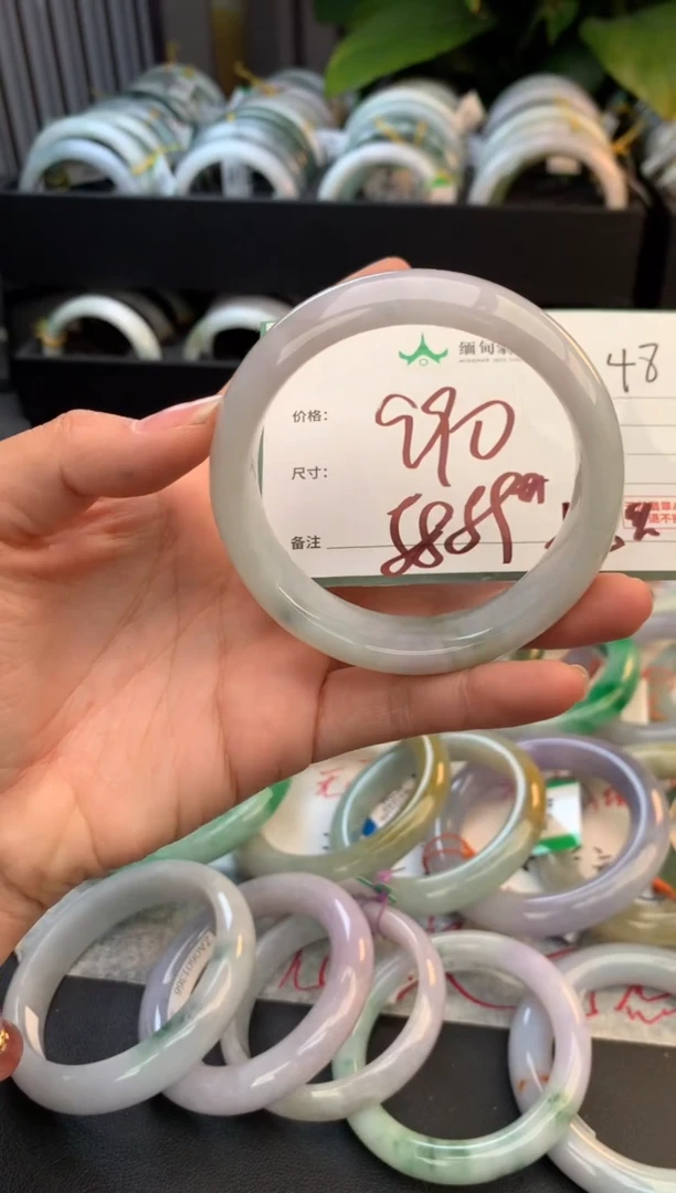 未镶嵌定制翡翠毛货需精细抛光+多人