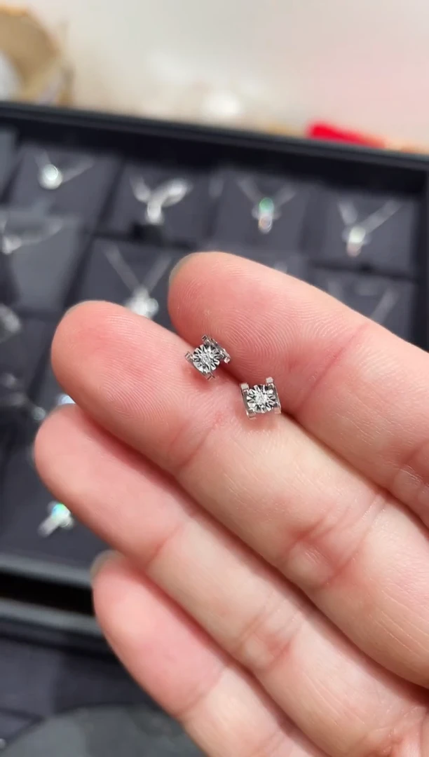 耳钉18K金镶嵌钻石10分牛头耳钉BG