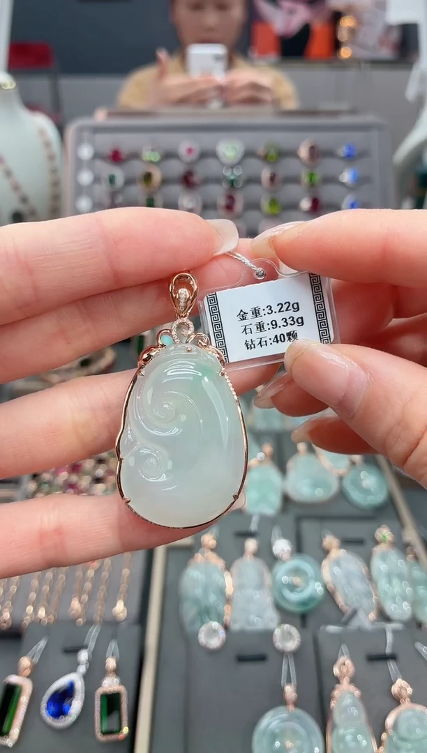 颈饰18K金镶嵌翡翠9.33