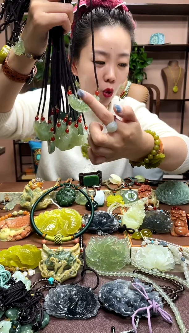 未镶嵌岫玉吊坠多样性发货发其中之一