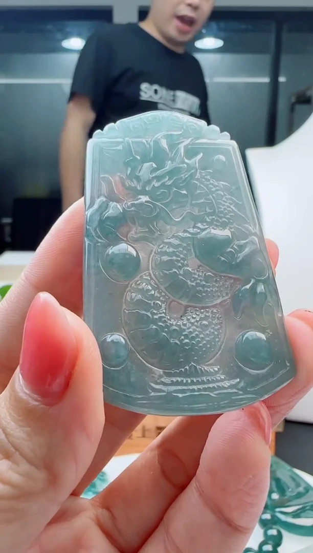 翡翠未镶嵌颈饰多样性发货其中一件