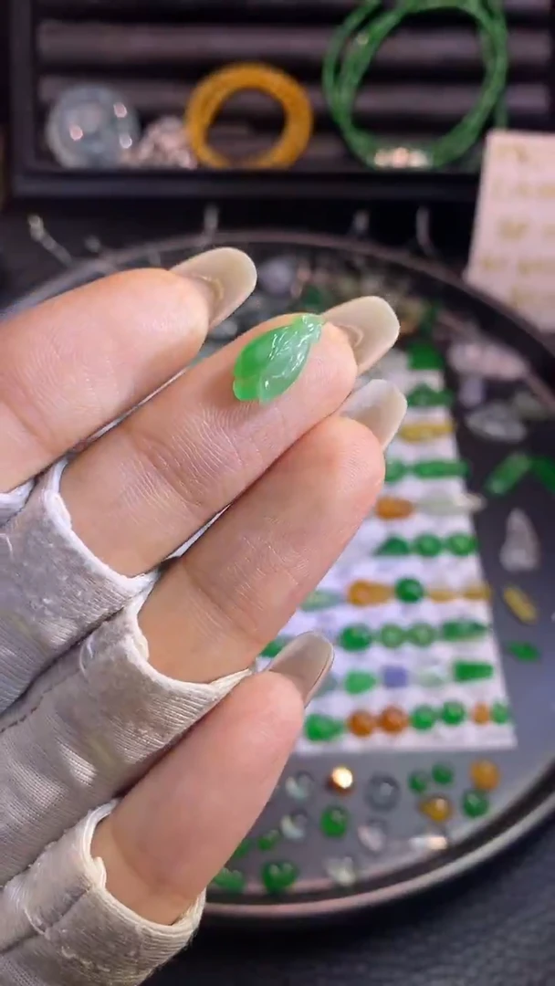 翡翠挂件未镶嵌花花