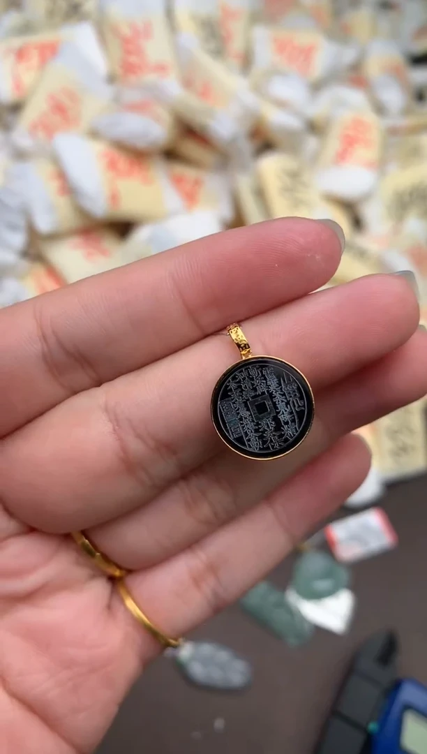 翡翠挂件18K金镶嵌—