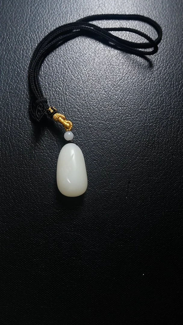 颈饰未镶嵌和田玉吊坠