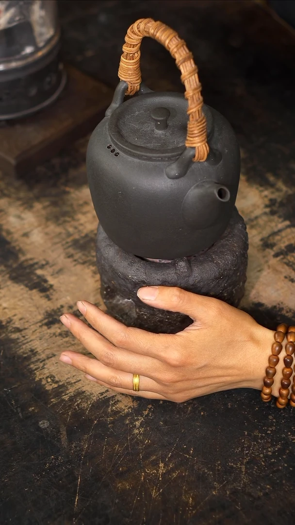 【闪购商品】火山石茶壶藤编提梁