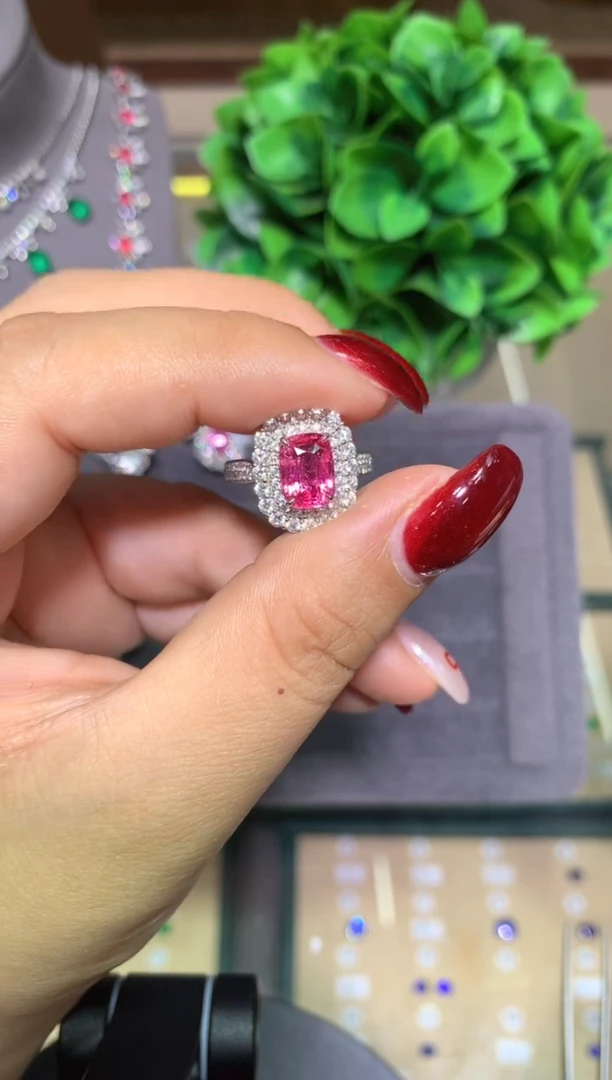 18K金镶嵌戒指尖晶石2.58ct