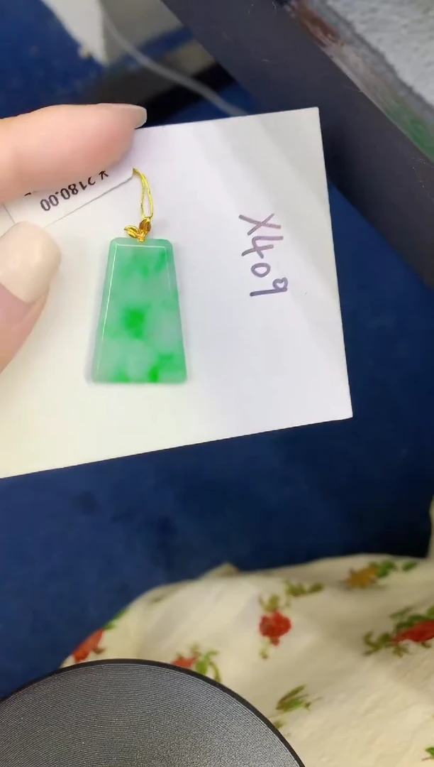 颈饰18K金镶嵌翡翠缅甸天然翡翠A货