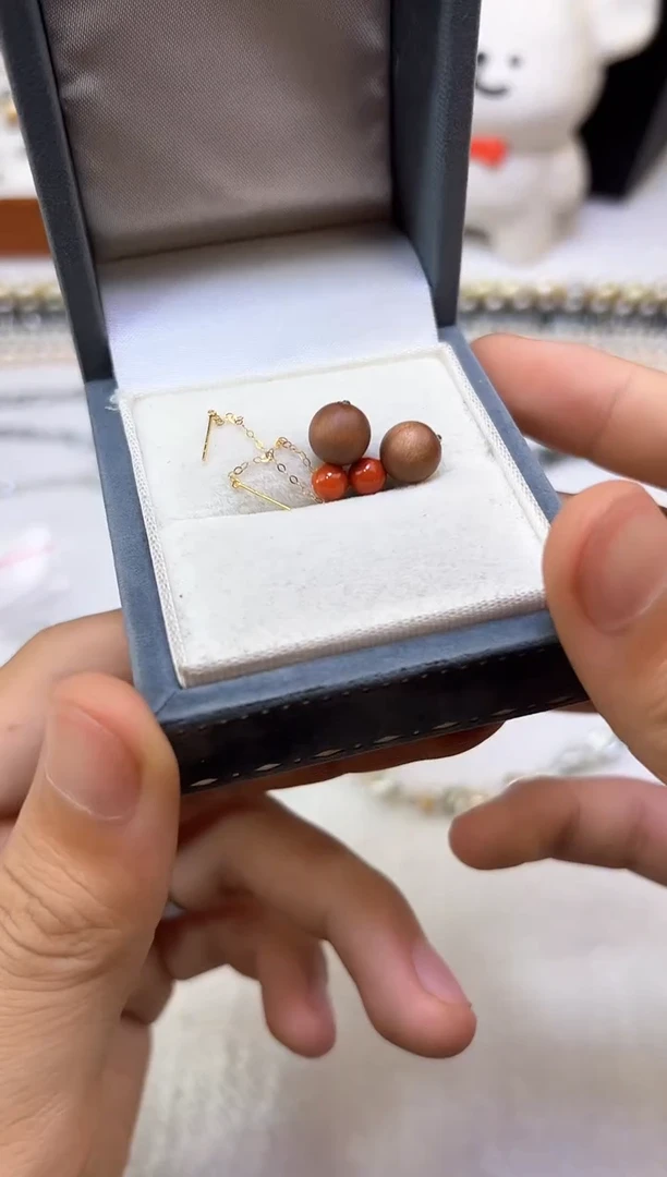 18K金镶嵌南红玛瑙耳饰南红