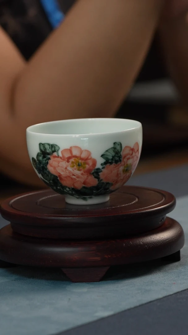 杯子非遗-姚贵琥-釉下五彩富贵图鸡心杯