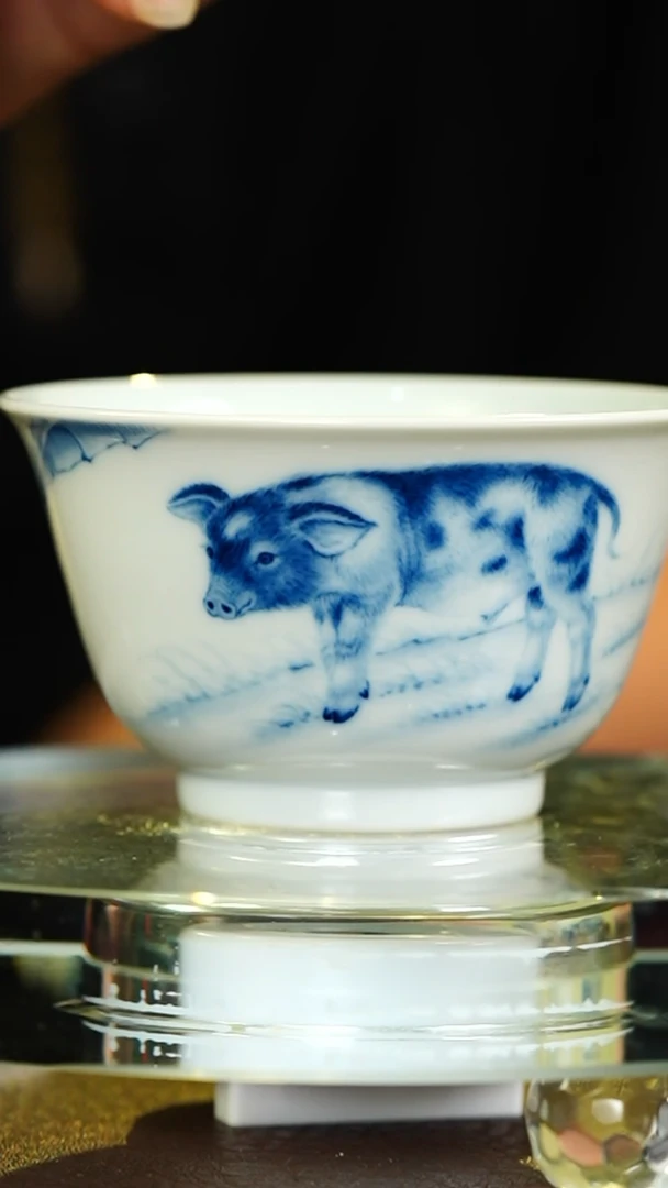 青花小猪品茗杯全手绘