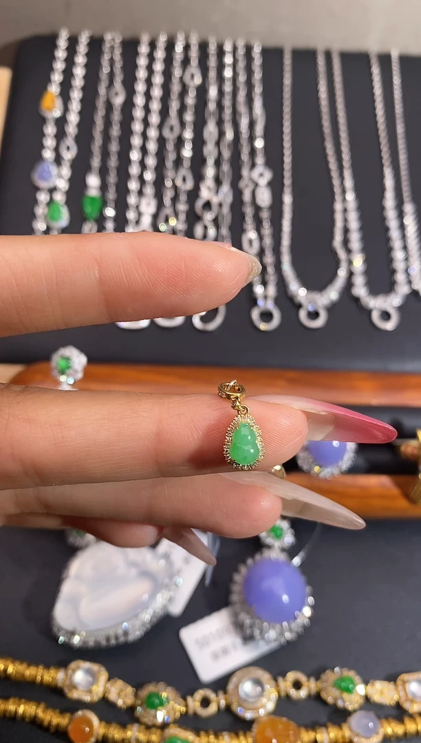 颈饰18K金镶嵌翡翠吊坠