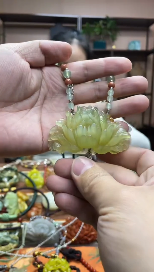 未镶嵌岫玉颈饰·