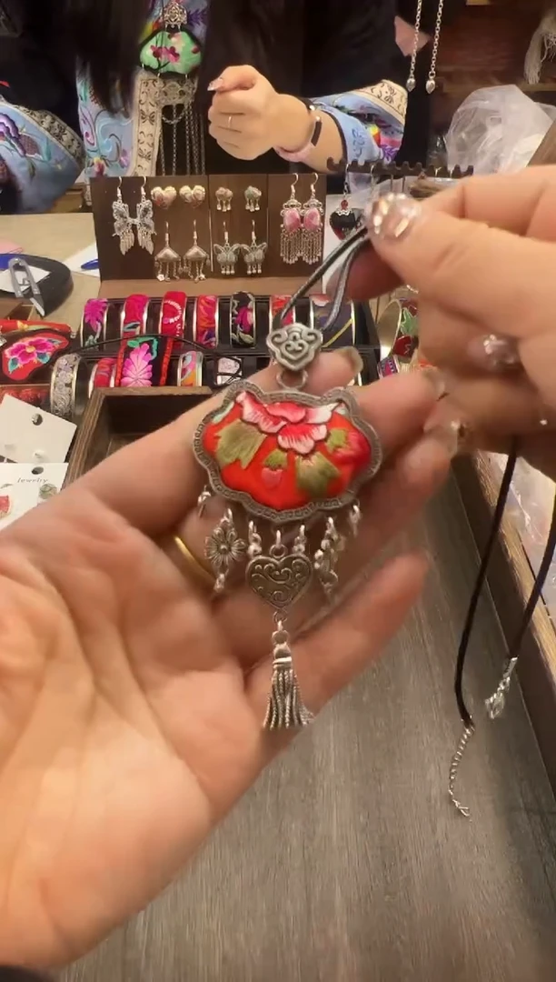 【闪购商品】织绣民族风老绣饰品125