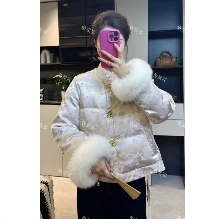 2025新年战袍90白鸭绒袖口狐狸毛新中式国风提花复古立领羽绒服
