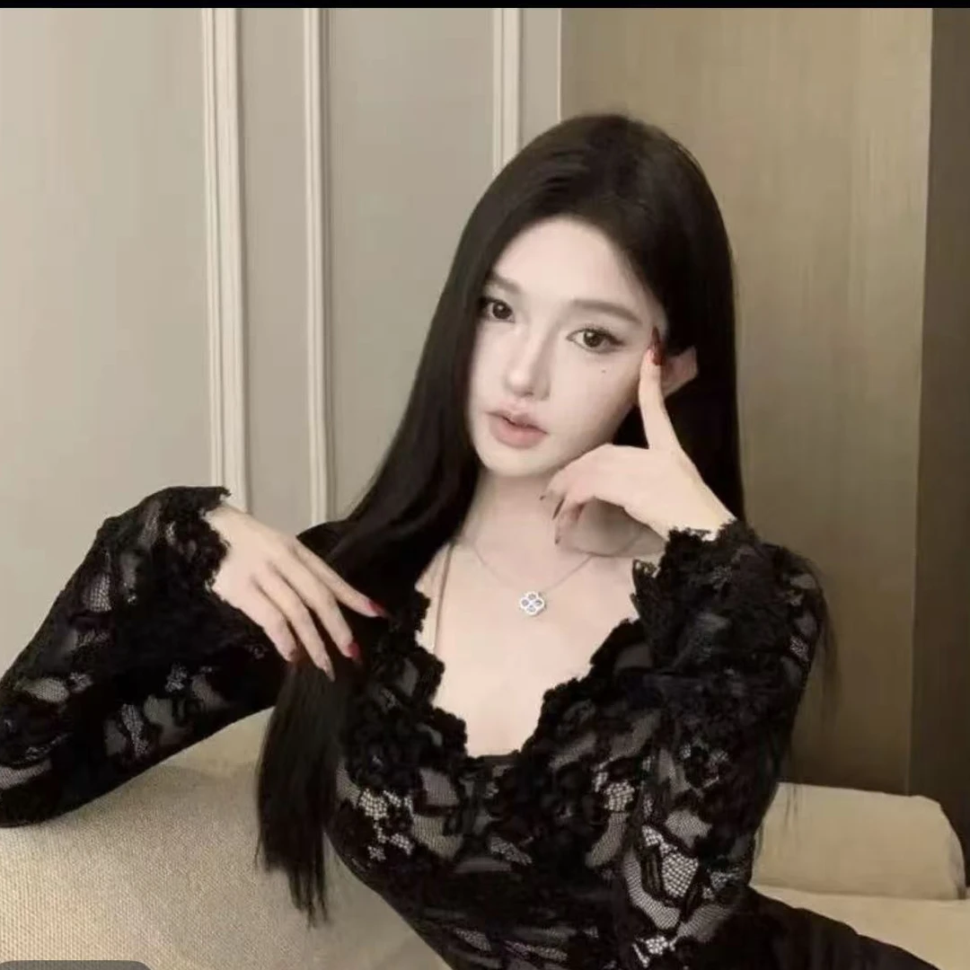 2025新款纯欲辣妹性感低胸V领上衣女秋冬带胸垫加绒蕾丝打底