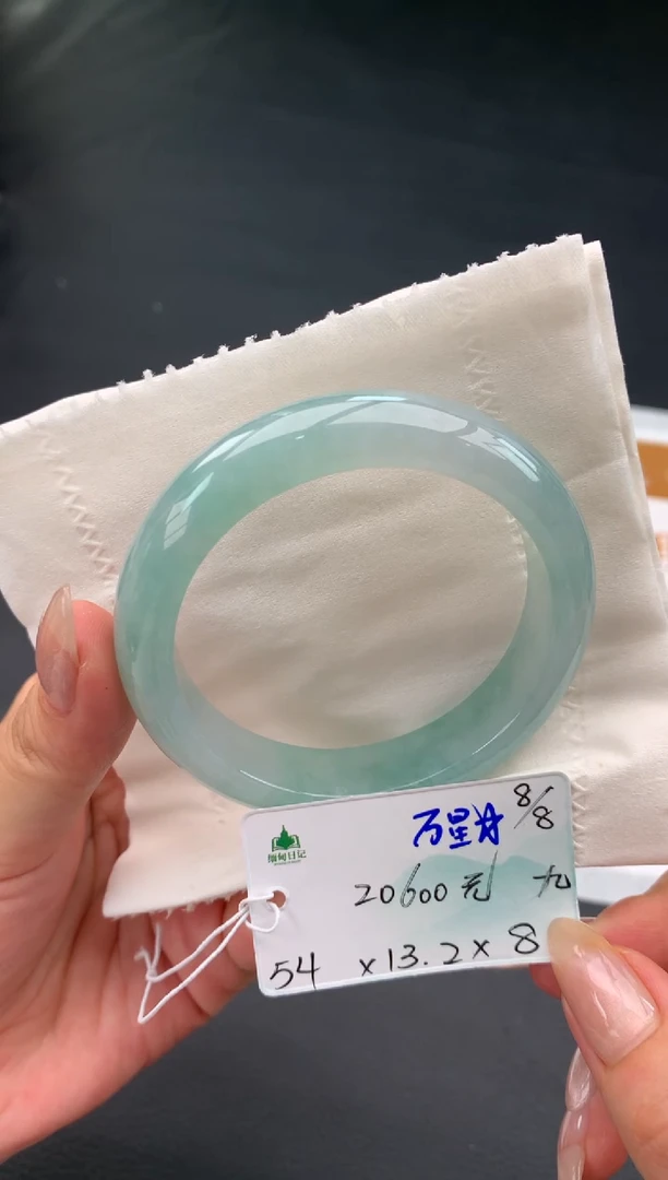 翡翠手镯未镶嵌自带#送人#，联系客服核对地址~