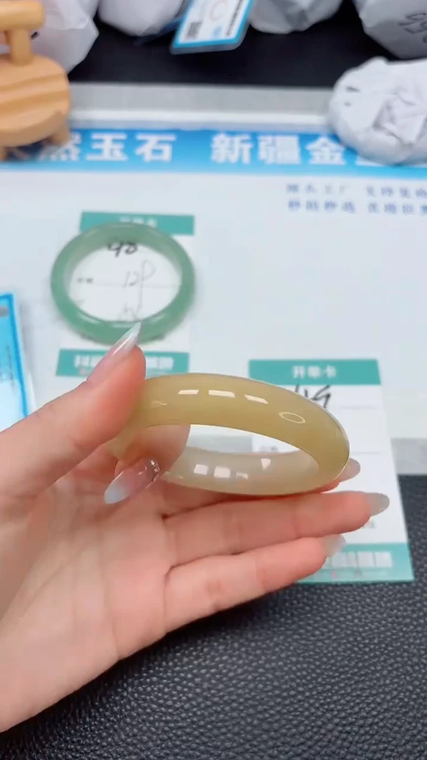 【闪购商品】石英质玉手镯未镶嵌49---56