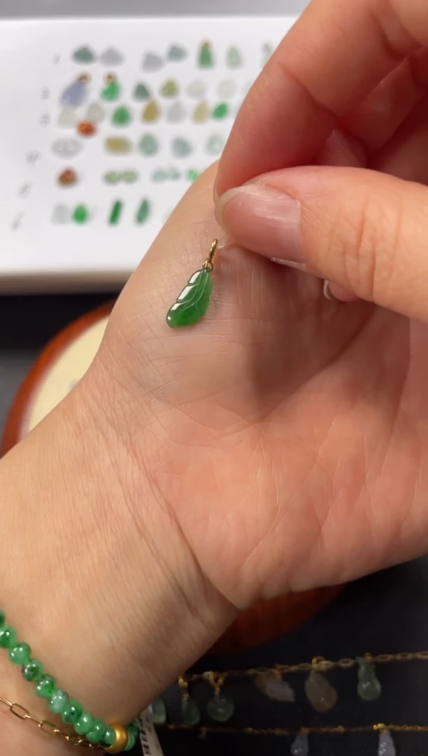 吊坠(不含链)18K金镶嵌翡翠一个JK693