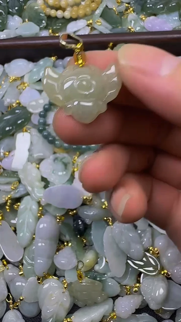 颈饰未镶嵌翡翠颈饰未嵌镶翡翠