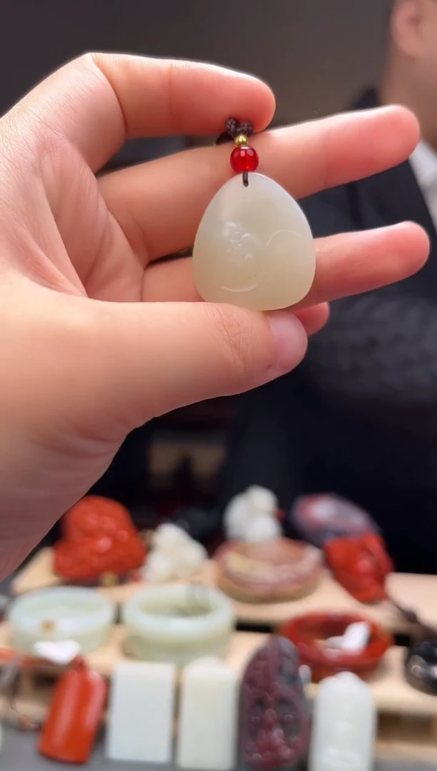 颈饰未镶嵌和田玉吊坠