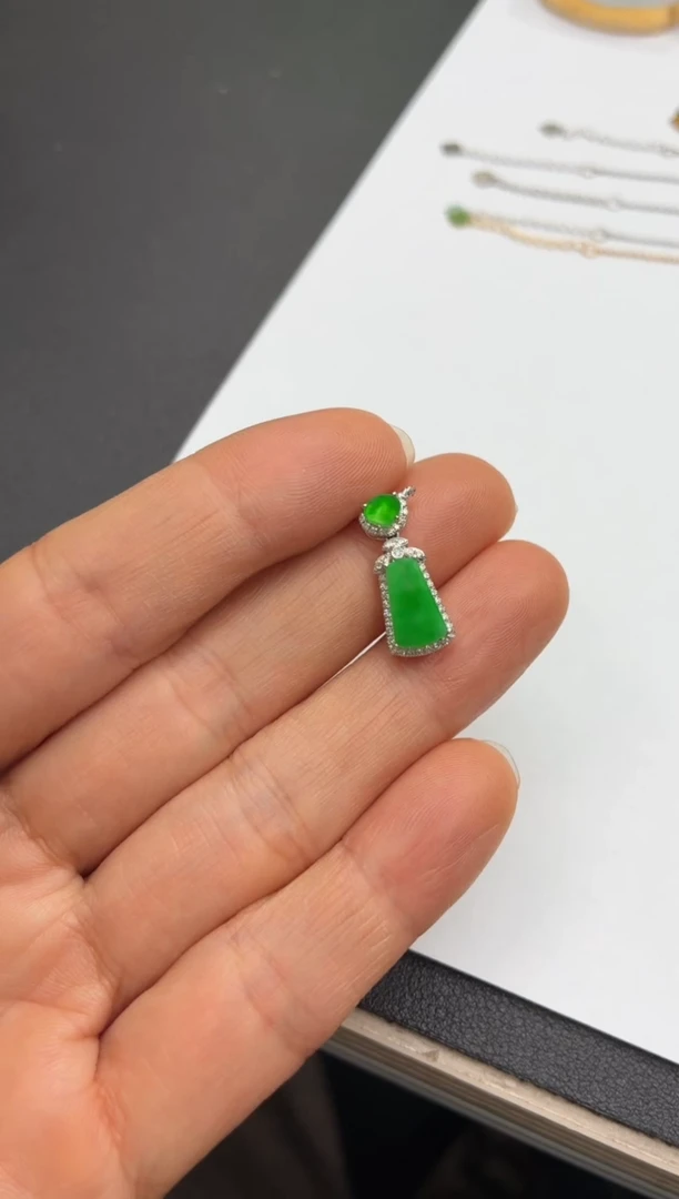 颈饰18K金镶嵌翡翠天然翡翠A货